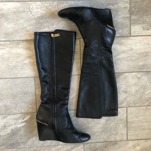 TORY BURCH HENDIN BLACK LEATHER WEDGE BOOT. 8M